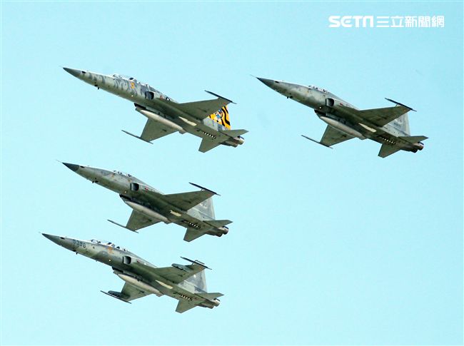Ｆ-5黃斑相間虎斑紋彩繪機，象徵著基地所孕育出的小老虎。（記者邱榮吉/台東拍攝）