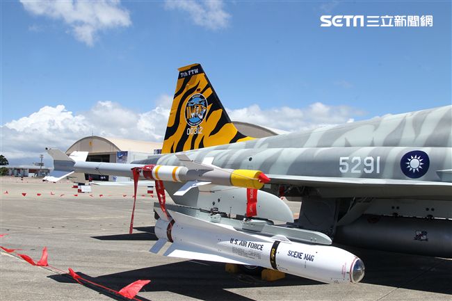 Ｆ-5黃斑相間虎斑紋彩繪機，象徵著基地所孕育出的小老虎。（記者邱榮吉/台東拍攝）