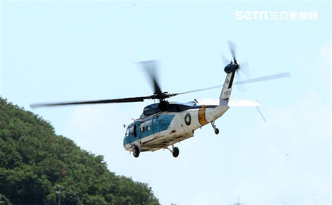 S70C海鷗救護直升機實施吊掛救護操演。（記者邱榮吉/台東拍攝）