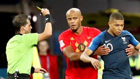 姆巴佩（Kylian Mbappe）假摔吃黃牌。（圖／路透社／達志影像)