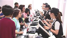 新北颱風假　板橋大遠百影城人潮