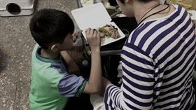 餐車,母子,中風(兒福聯盟提供)