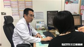 醫師李博彰說，初期肝癌幾乎無明顯症狀，容易被忽視，呼籲民眾保持正常飲食作息，並定期健檢、接受癌症篩檢。（圖／南投醫院提供）