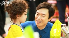 費玉清參加綜藝《放開我北鼻》63年第一次幫尿褲子的小孩換尿布。(翻攝微博)