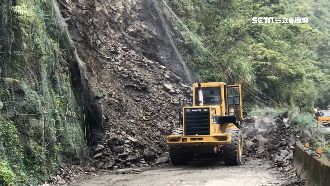 大量土石崩落　台7甲線路段受阻搶救