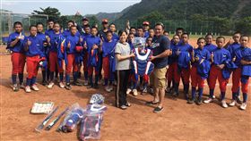 鄭達鴻捐贈球具給桃源國中青少棒隊。（圖／臺中市台灣人壽成棒隊提供）