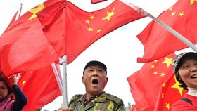 民眾民進黨中央黨部外高舉五星旗（1）民進黨中央黨部外17日下午有不少民眾聚集，高舉五星旗表達訴求。中央社記者王飛華攝　107年1月17日