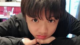 沈昶宏與母親赴菲旅遊手機護照遭竊。（圖／翻攝自臉書）