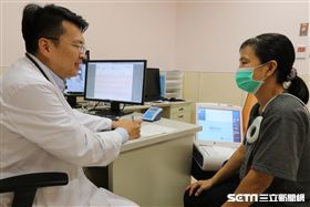 醫師江國峰（左）提醒，若常疲倦無力、下肢腫脹，或平躺時產生呼吸困難，可能都是心臟衰竭的徵兆。（圖／亞洲大學附屬醫院提供）