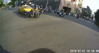 小黃疑搶燈撞飛騎士　衝撞瞬間畫面曝