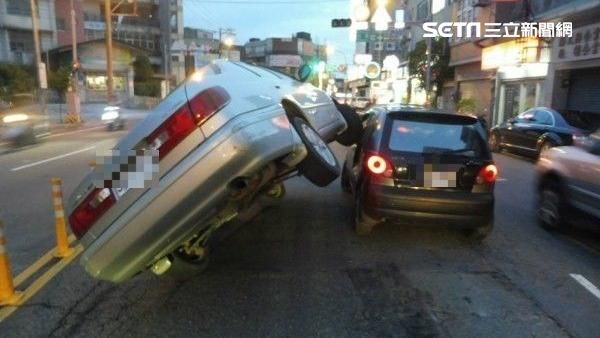 轎車搶快「騎上」前車　網友全驚呆了