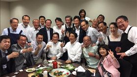 日本首相安倍晉三5日晚間與許多自民黨籍高官、議員舉行「赤坂自民亭」宴會。（圖／翻攝自西村康稔推特）