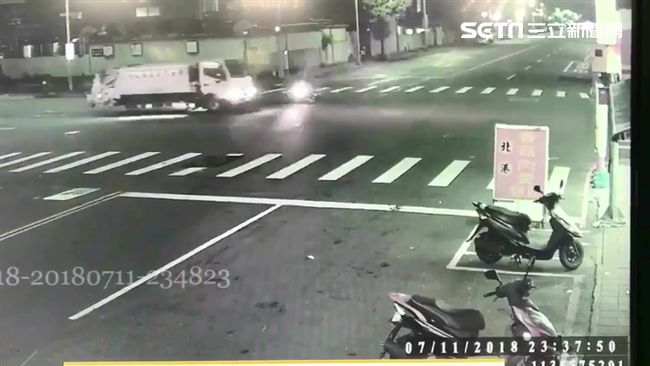 垃圾車機車高速對撞　監視器畫面曝光