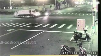 垃圾車機車高速對撞　監視器畫面曝光