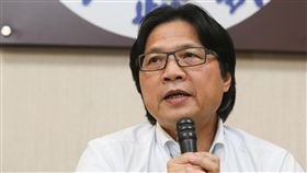 葉俊榮宣布推動調高基層警消最高年功俸額內政部長葉俊榮（圖）20日舉行記者會表示，基層警消工作性質特殊，常身處高度危險的工作環境，不應該與一般公務人員「強硬穿同樣衣服」，因此希望藉由提高薪資俸額上限，反映基層警消人員辛勞。中央社記者謝佳璋攝  107年4月20日