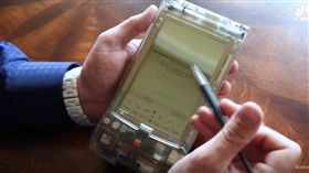 Hap Plain是一名超死忠的果粉，他收藏了250個稀有蘋果原型機，總價值高達數百萬美元，其中有一款iPhone原型機在購物網站上可賣到1.6萬美元（約新台幣48.8萬台幣）。（圖／翻攝自YouTube《CNBC》）