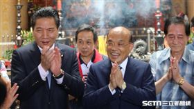 新北選戰兄弟鬩牆！李鴻源挺侯　李鴻鈞現身蘇貞昌場讚「未來市長」。（圖／記者林恩如攝）