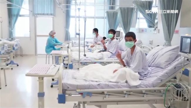 泰足球少年隔窗報平安…父母感動拭淚