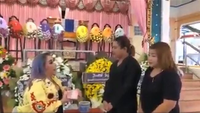 泰富婆「捧鈔票」哀悼救難英雄被砲轟