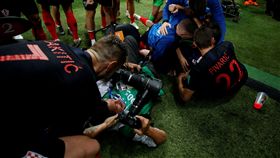 克國贏球太嗨　球員「激吻」男攝影師
世足,世界盃,克羅埃西亞,慶祝,攝影師,親吻,Domagoj Vida
（圖／路透社／達志影像）