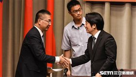 行政院長賴清德主持行政院會議，宣布重大人事案，與新任內政部長徐國勇握手。 （圖／記者林敬旻攝）