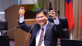 行銷中市農產  林佳龍推薦荔枝飲品台中黑葉荔枝盛產，為提升農產品附加價值，市府與業者合作開發荔枝氣泡水與啤酒等，市長林佳龍9日在市政會議中試飲並大力推薦。（飲酒過量有礙健康，未成年請勿飲酒，酒後請勿開車）中央社記者郝雪卿攝　107年7月9日