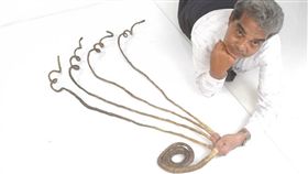 印度老翁奇拉爾過去66年未曾修剪左手指甲（圖／翻攝臉書）