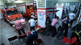 世足看一半警鈴大作　克羅埃西亞消防員火速換裝出勤！　圖／翻攝臉書