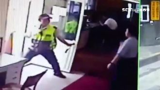 怒下屬怠職！交警小隊長爆氣砸交通錐