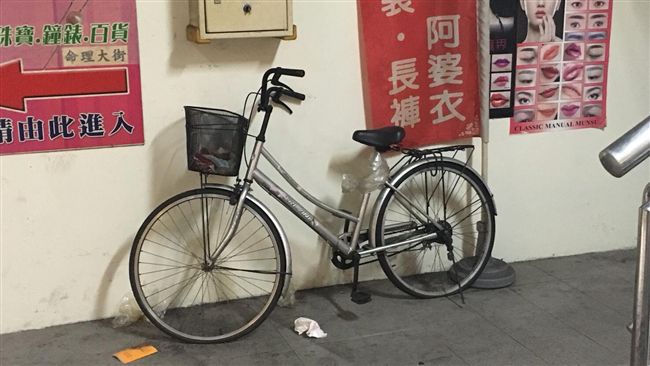 腳踏車置物籃冒煙　美食街竟有手榴彈