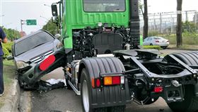 死角車撞爛,曳引車,切車,休旅車,遭撞,旋轉