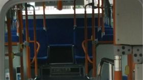 公車司機開車時，必須透過擋風玻璃上的後照鏡，確認車內的狀況。日本就有一名司機看後照鏡時，發現一名女乘客穿短裙「坐中間」腿開開，內褲花紋一目了然，事後他po文好心提醒，希望女乘客搭公車「坐中間」雙腿記得併攏。（圖／翻攝自su-ca推特）