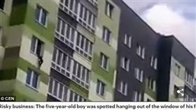 白俄羅斯,明斯克,兒童,爬窗,禁足（圖／翻攝自Daily Mail）