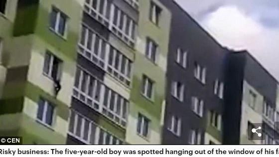 5歲童被罰獨自看家…爬窗從7樓墜下
