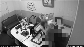  網路上近期瘋傳一段來自俄羅斯廣播電台Radio Maximum Studio的影片，一對男女在錄音室內直接激情大戰，而該公司製作人昨晚發文表示，該影片確實是在他們公司內錄音室拍攝，其中一名為該公司的員工，將會調查並懲處該員工與影片外流者 臉書