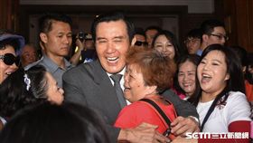 前總統馬英九出席「AIT在台40周年台美關係展」，受到支持者熱烈歡迎。 （圖／記者林敬旻攝）