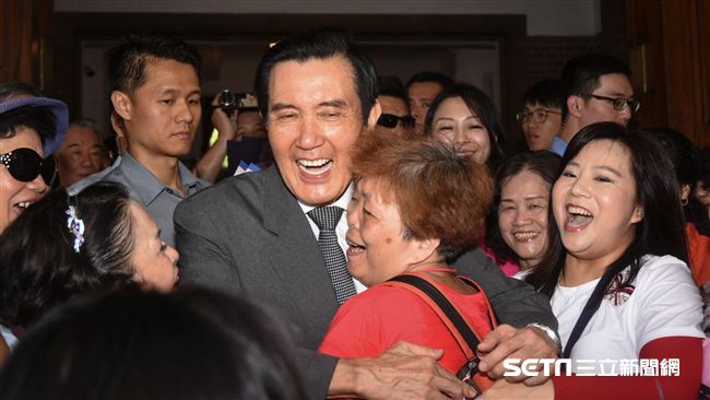 三中案後首次露臉　馬被大群婆媽搶抱