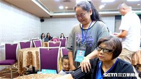 李林太太（右）接受高血壓導管治療後，降血壓藥減到每天1顆，暈眩副作用不再。（圖／台灣高血壓學會提供）