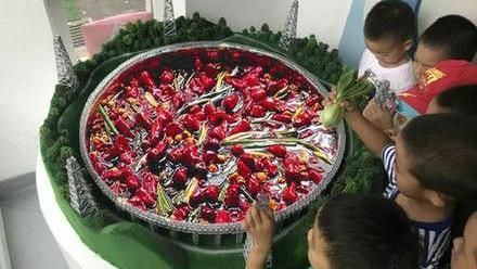 陸童參觀望遠鏡　竟帶青菜想煮火鍋