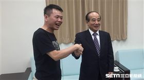 爭取參選機會的國民黨立委林為洲拜會前立法院長王金平。(圖／三立新聞)
