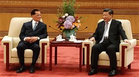 連戰與習近平會面中國國家主席習近平（右）13日上午於北京人民大會堂會見前中國國民黨主席連戰（左）。中央社記者繆宗翰北京攝　107年7月13日