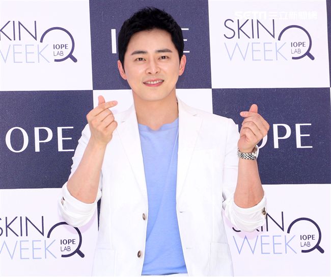 韓星曹政奭現身台北信義區與粉絲甜蜜同框。（記者邱榮吉/攝影）