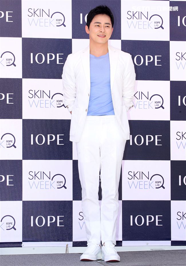 韓星曹政奭現身台北信義區與粉絲甜蜜同框。（記者邱榮吉/攝影）