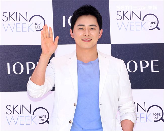 韓星曹政奭現身台北信義區與粉絲甜蜜同框。（記者邱榮吉/攝影）