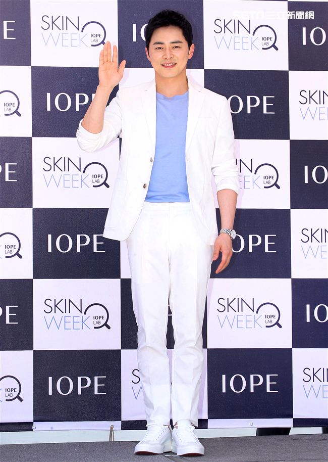 韓星曹政奭現身台北信義區與粉絲甜蜜同框。（記者邱榮吉/攝影）