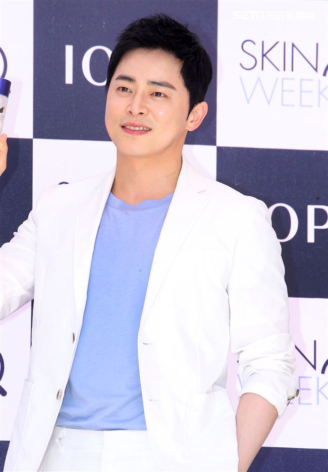 韓星曹政奭現身台北信義區與粉絲甜蜜同框。（記者邱榮吉/攝影）