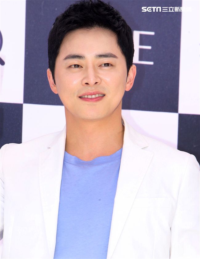 韓星曹政奭現身台北信義區與粉絲甜蜜同框。（記者邱榮吉/攝影）