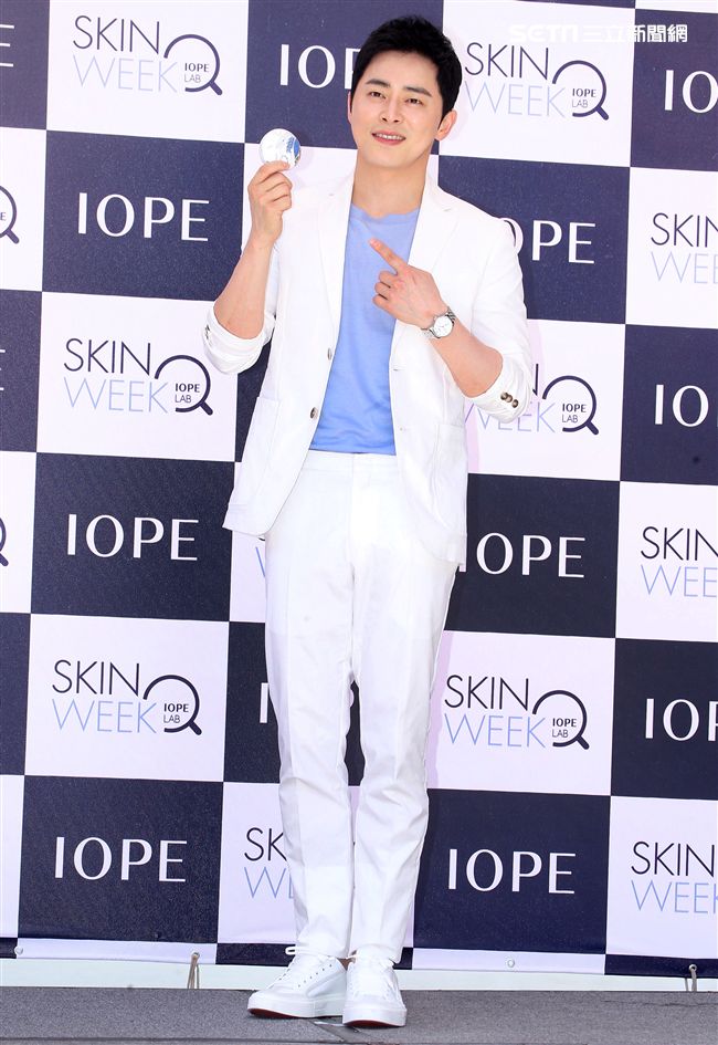 韓星曹政奭現身台北信義區與粉絲甜蜜同框。（記者邱榮吉/攝影）