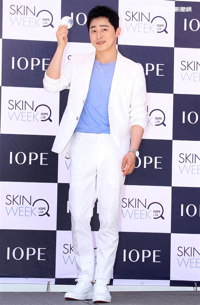 韓星曹政奭現身台北信義區與粉絲甜蜜同框。（記者邱榮吉/攝影）