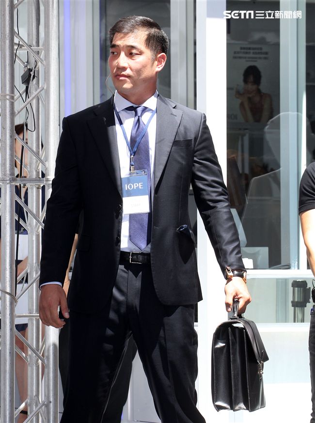 韓星曹政奭現身台北信義區，韓籍貼身保鑣以總統級手提防彈手提包高規格維安。（記者邱榮吉/攝影）